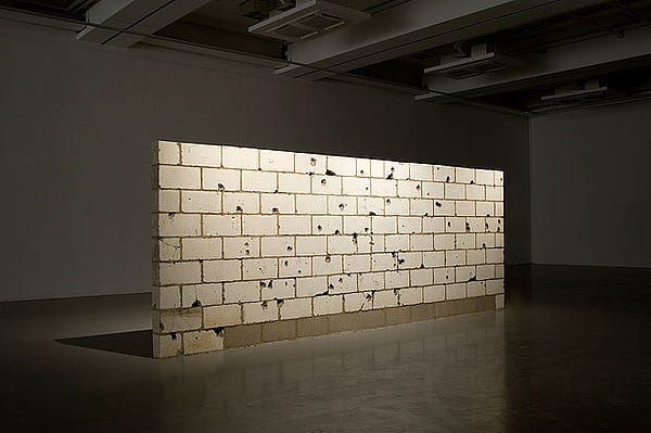 Un Muro baleado, obra de Teresa Margolles Un Muro baleado, obra de Teresa Margolles