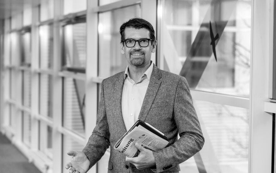 With print edition and tablet: Rolf Grummel had learned the newspaper business in the old world, but he also stood for digital change.  Now the managing director of the Allgäuer Zeitung media group has died.