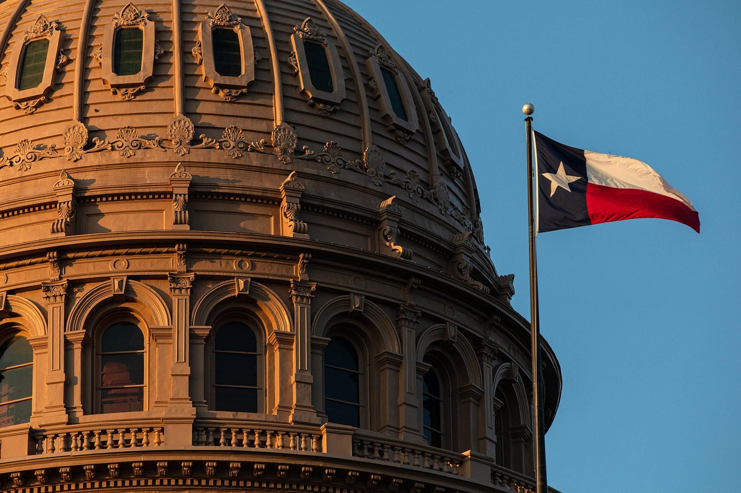 AUSTIN, TX - 20 DE SETEMBRO: O Capitólio Estadual do Texas é visto no primeiro dia da terceira sessão extraordinária da 87ª Legislatura, em 20 de setembro de 2021, em Austin, Texas. Após uma segunda sessão extraordinária que viu a aprovação de leis controversas sobre votação e aborto, os legisladores do Texas se reuniram no Capitólio para uma terceira sessão extraordinária para abordar mais sobre as prioridades conservadoras do governador republicano Greg Abbott, que incluem o redistritamento, a distribuição de verbas federais de auxílio à COVID-19, a obrigatoriedade da vacinação e as restrições à competição esportiva de estudantes atletas transgêneros. (Foto de Tamir Kalifa/Getty Images) AUSTIN, TX - 20 DE SETEMBRO: O Capitólio Estadual do Texas é visto no primeiro dia da terceira sessão extraordinária da 87ª Legislatura, em 20 de setembro de 2021, em Austin, Texas. Após uma segunda sessão extraordinária que viu a aprovação de leis controversas sobre votação e aborto, os legisladores do Texas se reuniram no Capitólio para uma terceira sessão extraordinária para abordar mais sobre as prioridades conservadoras do governador republicano Greg Abbott, que incluem o redistritamento, a distribuição de verbas federais de auxílio à COVID-19, a obrigatoriedade da vacinação e as restrições à competição esportiva de estudantes atletas transgêneros. (Foto de Tamir Kalifa/Getty Images)