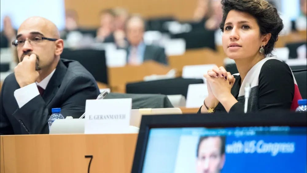 Rouzbeh Parsi, à esquerda, fala no Parlamento Europeu sobre a estratégia da União Europeia em relação ao Irã em 2015. Crédito da foto: Flickr Pietro Naj-Oleari