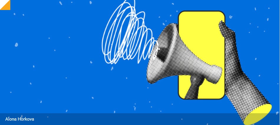 #descrevemospravocê  Ilustração digital de estilo gráfico e contemporâneo, com fundo azul intenso salpicado por pequenas manchas claras que lembram respingos de tinta. No centro da imagem, uma mão segurando um celular amarelo é representada com padrão de pontilhismo em preto e branco, remetendo a técnicas de ilustração pop art. A tela do celular parece projetar um megafone tridimensional, que também segue o mesmo padrão pontilhado, como se estivesse saindo do aparelho.  À frente do megafone, há um rabisco branco espiralado, como um emaranhado de linhas desenhadas à mão, simbolizando ruído, confusão ou excesso de informação. A composição sugere o tema da comunicação, especialmente a propagação de mensagens por meio de dispositivos móveis. No canto inferior esquerdo da imagem, sobre uma faixa azul translúcida, aparece o nome da artista: Alona Horkova.