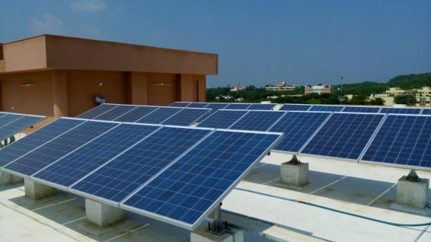 Solar energy panels on roof of college Solar panels on building roof commercial solar panel stock pictures, royalty-free photos & images Solar energy panels on roof of college Solar panels on building roof commercial solar panel stock pictures, royalty-free photos & images