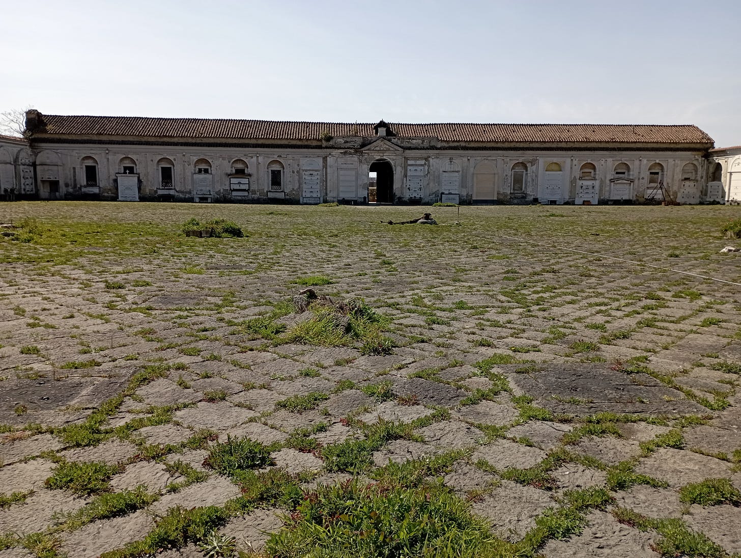 veduta generale dello spiazzo del cimitero delle 366 fosse a napoli