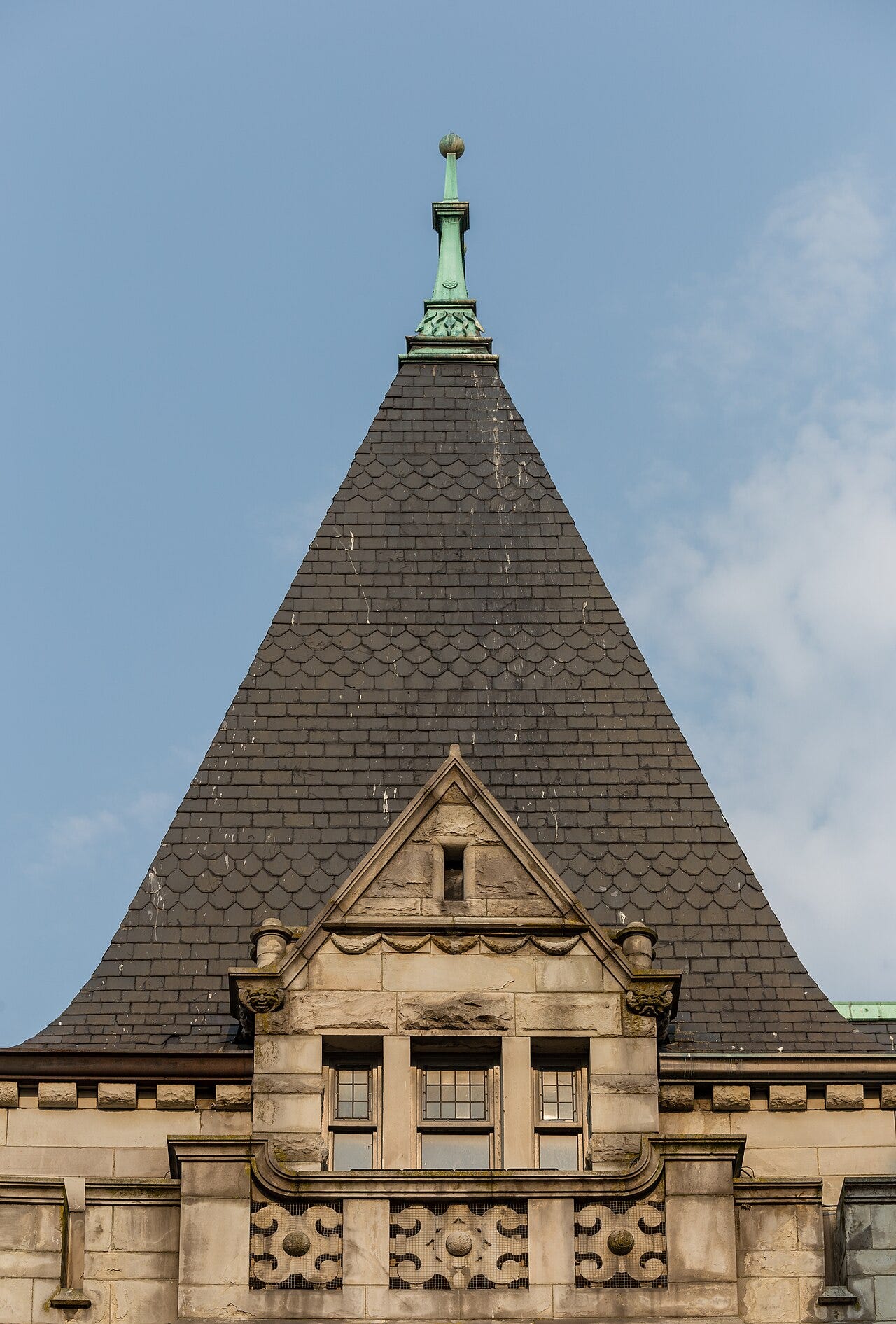 Photo: Michal Klajban / Wikimedia Commons (CC BY-SA 4.0) Detail of the Bank of Montreal Building, Victoria, British Columbia, Canada