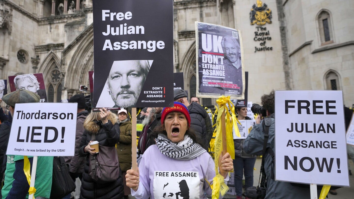 Abogados de EEUU defienden ante corte británica que Assange enfrente cargos  de espionaje | AP News