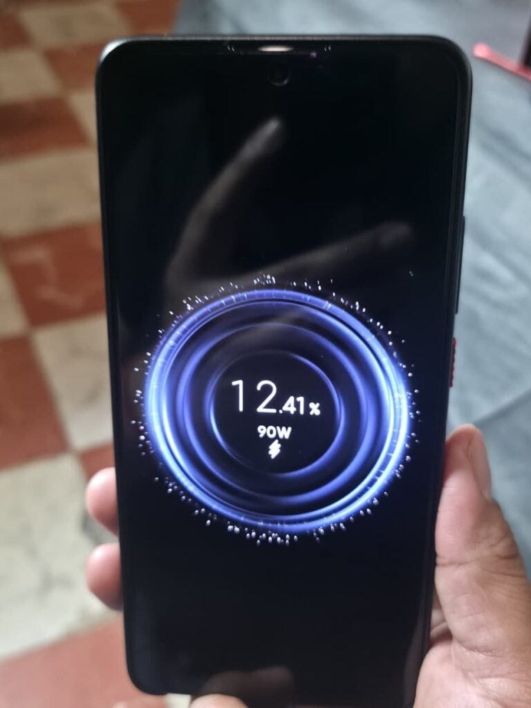 POCO X7 Pro Iron Man cargando con carga rápida
