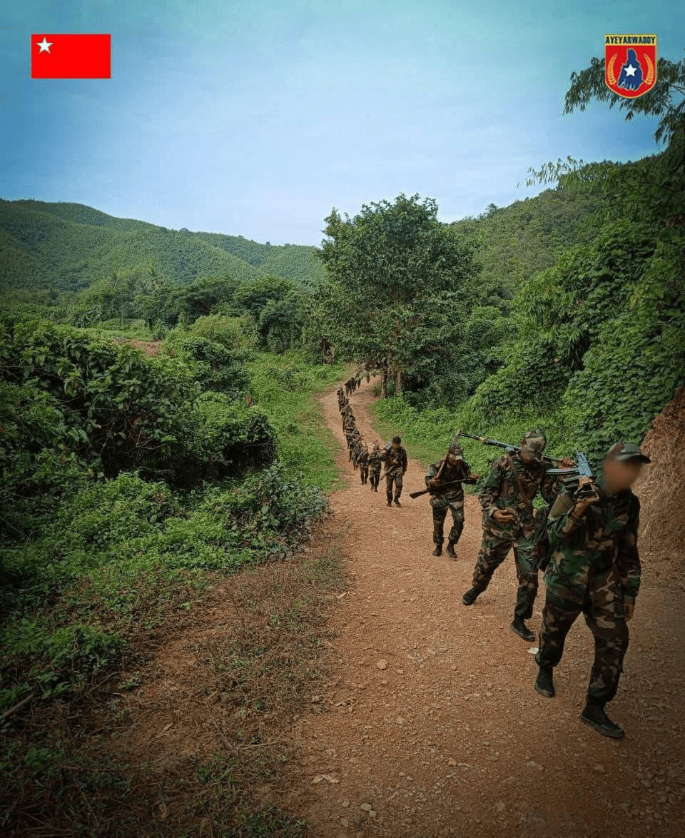 ပုံစာ - ဧရာဝတီတိုင်းအတွင်း လှုပ်ရှားနေတဲ့ တော်လှန်ရေးတပ်ဖွဲ့ဝင်တချို့ ဓါတ်ပုံ - AYA-PDF