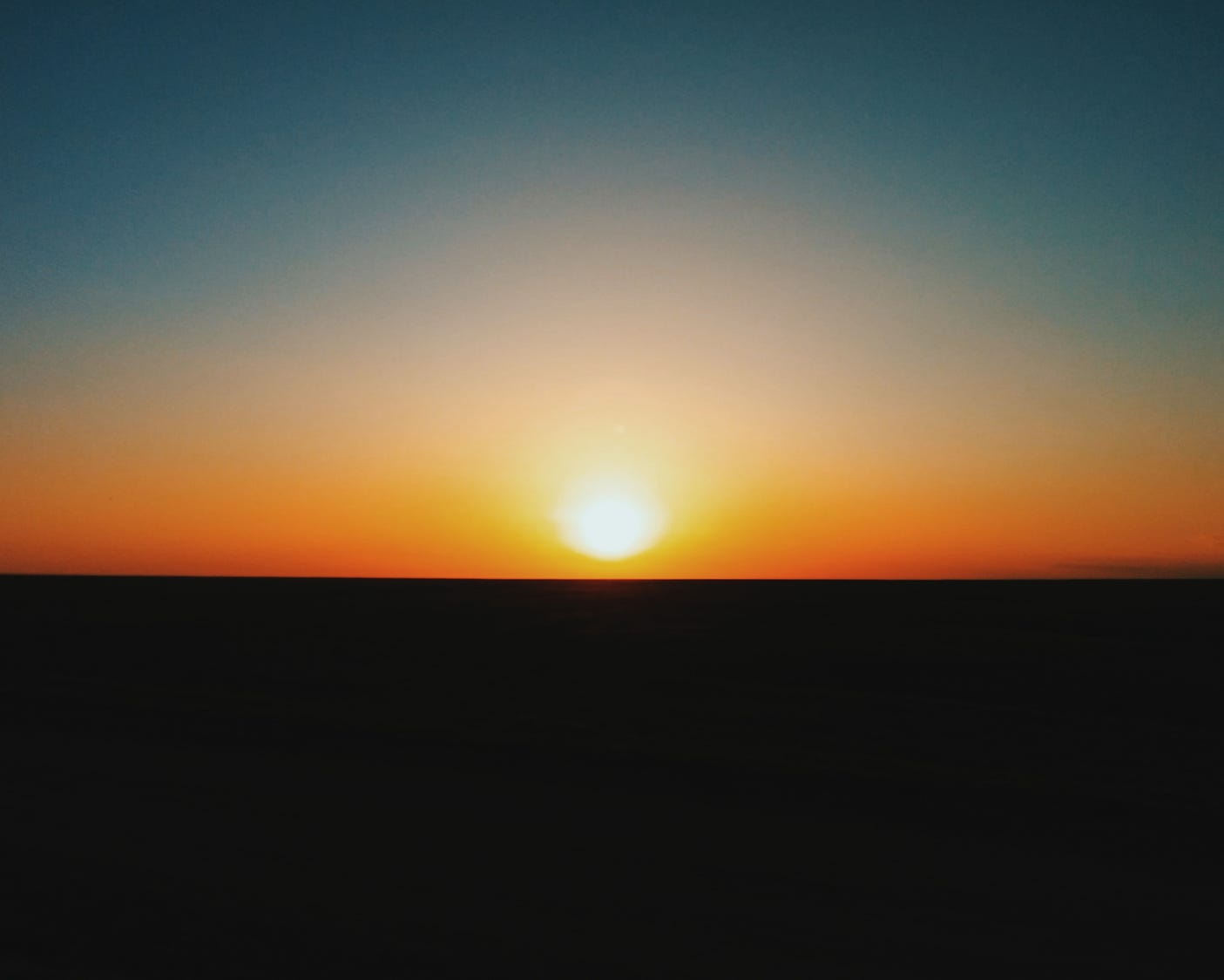 A sunset over a horizon
AI-generated content may be incorrect.