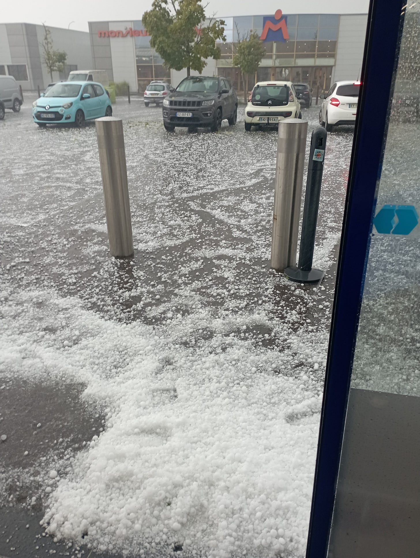 Aucune description de photo disponible.