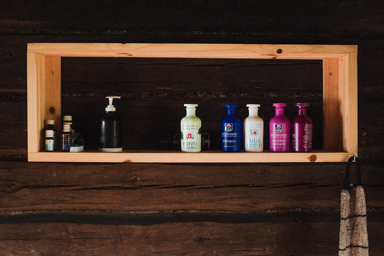 erittäin hieno suomalainen shampoo kesämökillä