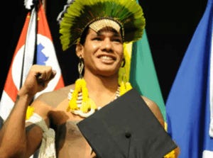 Fotografia de Lennon Ferreira Corezomaé (Umutina Bala Tiponé), primeiro indígena a concluir o mestrado na UFSCar, em cerimônia de formatura. Uso da imagem autorizada por Lennon Ferreira Corezomé.