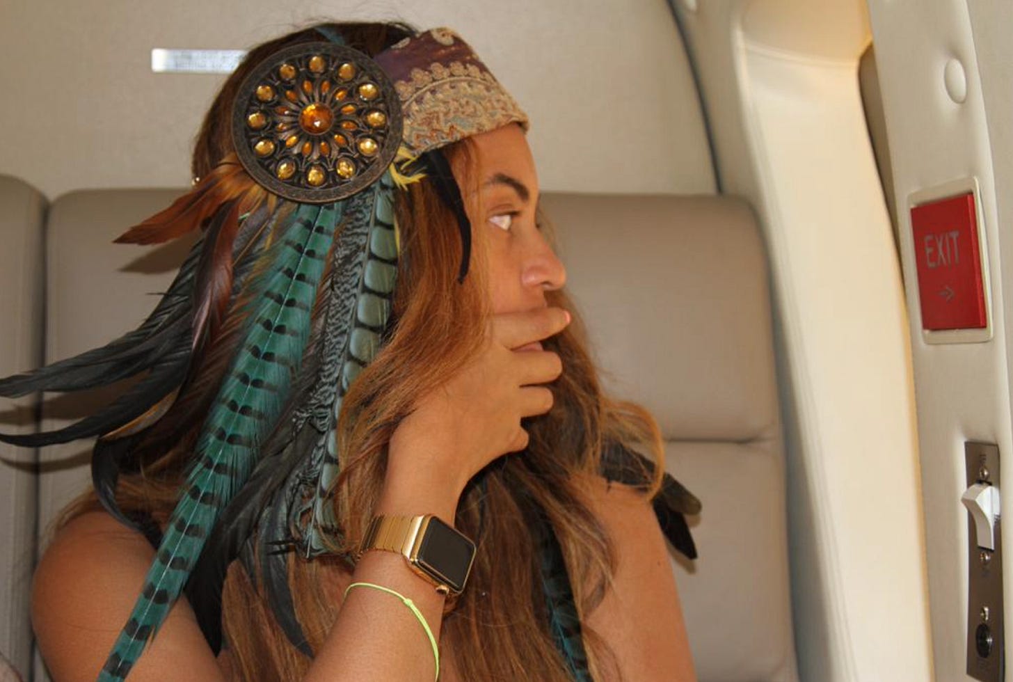 Beyoncé is wearing a gold Apple Watch band that you can't buy | The Verge Beyoncé is wearing a gold Apple Watch band that you can't buy | The Verge