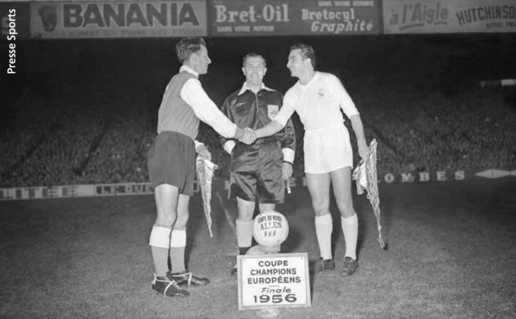 Robert Jonquet y Miguel Muñoz se dan la mano frente al árbitro inglés Arthur Ellis en la primera final de la Copa de Campeones Europeos. Crédito: UEFA - Presse Sports