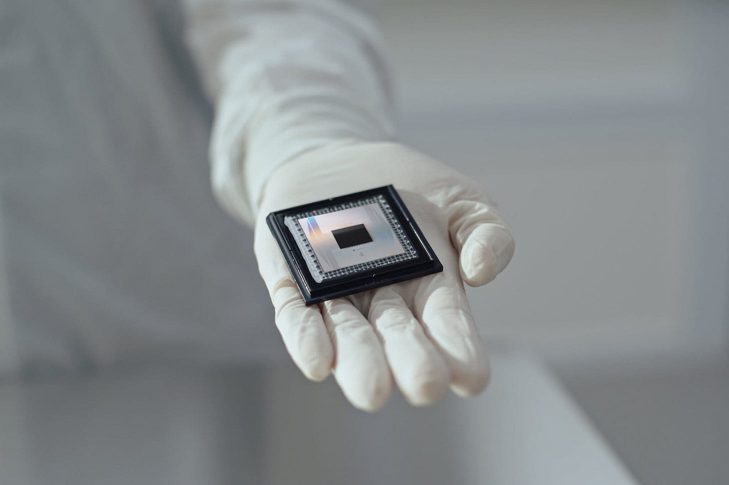 Google's new quantum computer chip Willow infinitely outpaces the world's fastest supercomputers â IEEE ComSoc Technology Blog Google's new quantum computer chip Willow infinitely outpaces the world's fastest supercomputers â IEEE ComSoc Technology Blog