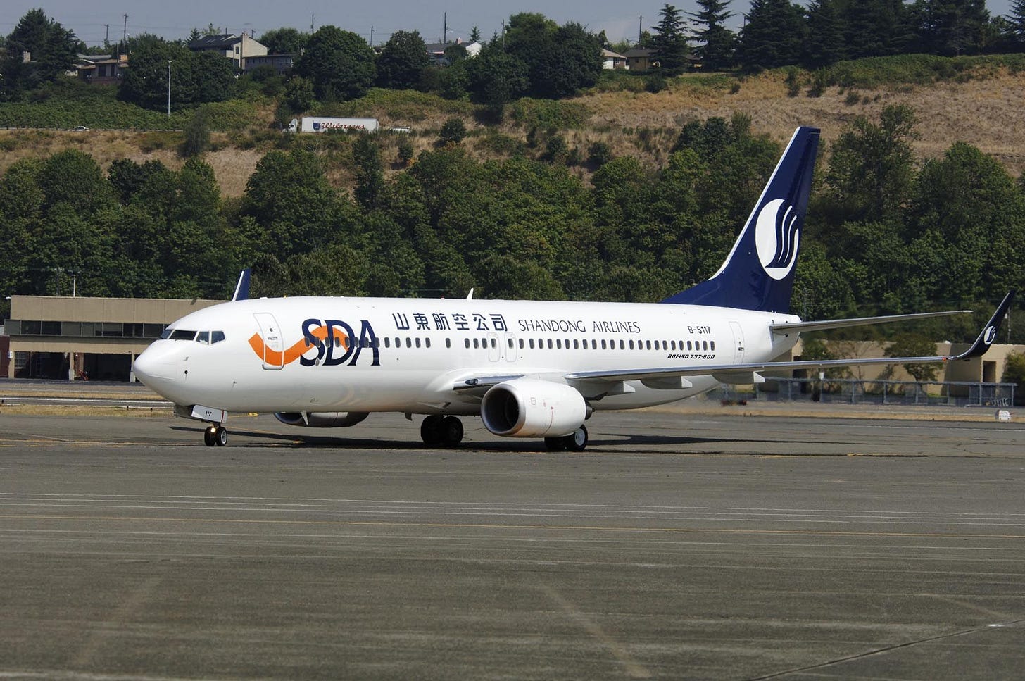 Shandong Airlines Boeing 737-800
