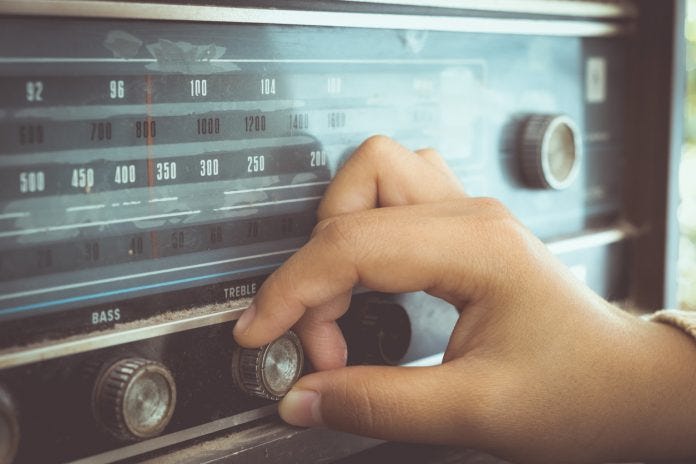 El ruido que hace la radio mal sintonizada también tendrá anuncios | El  Mundo Today