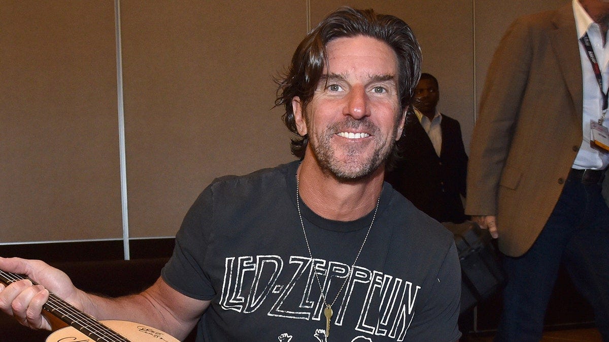 Brett James tient une guitare à l'ASCAP EXPO 2016 à Los Angeles.