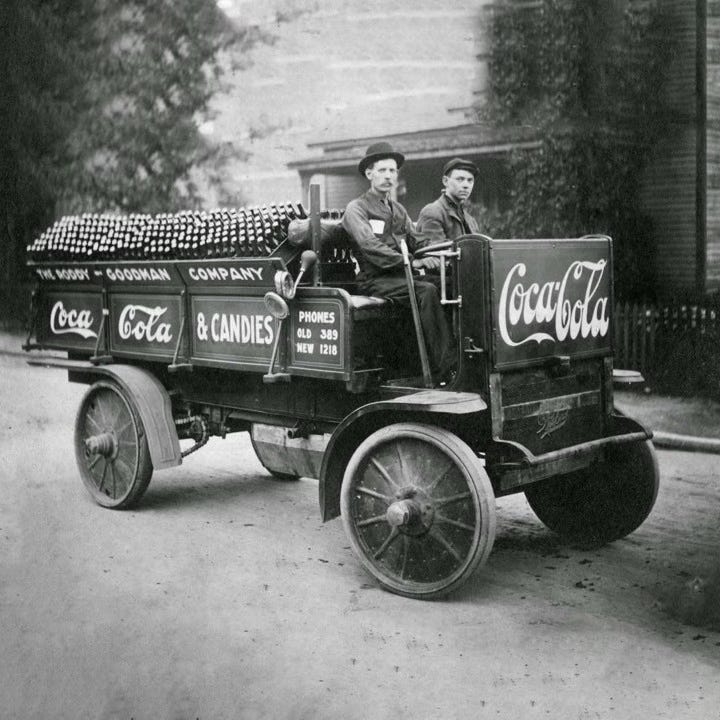 O imagine cu mai multe băuturi de Coca-Cola transportată într-un vehicul special. Imaginea este din primii ani de activitate ai companiei Coca-Cola O imagine cu mai multe băuturi de Coca-Cola transportată într-un vehicul special. Imaginea este din primii ani de activitate ai companiei Coca-Cola