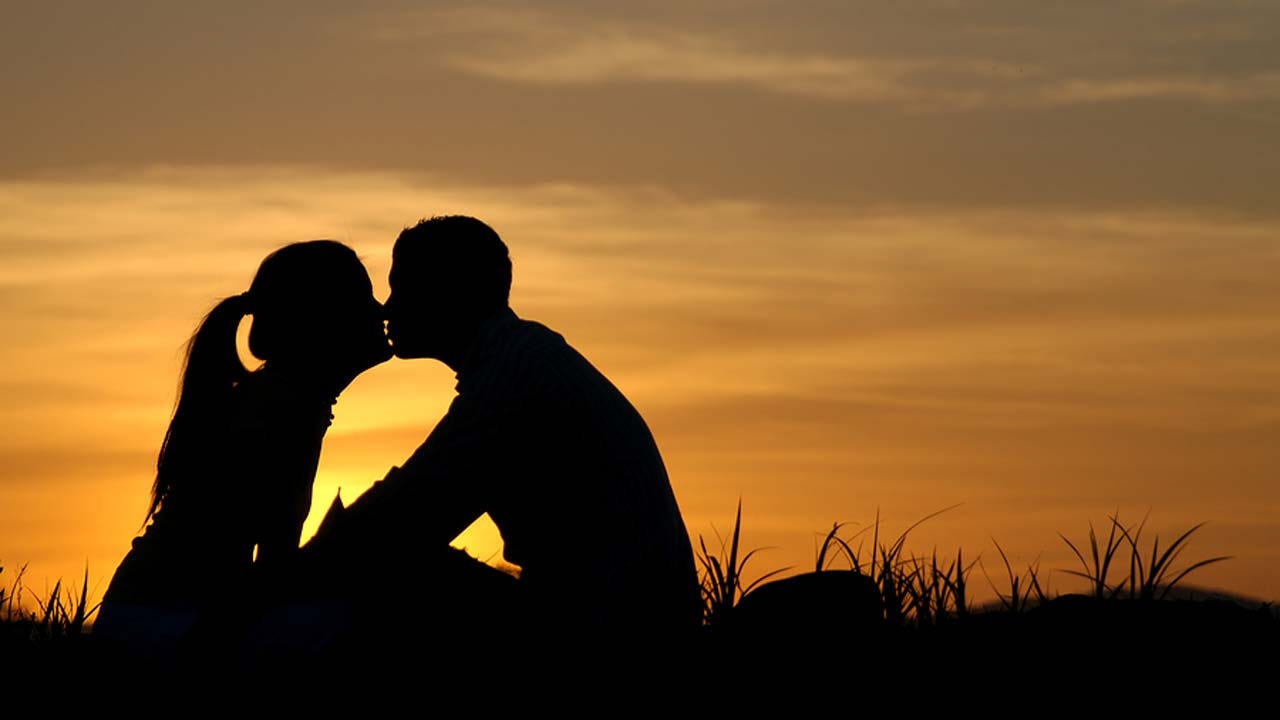 Silhoutte kissing