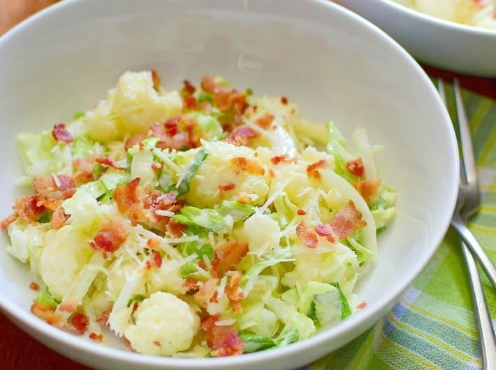 ensalada de coliflor, lechuga y tocineta