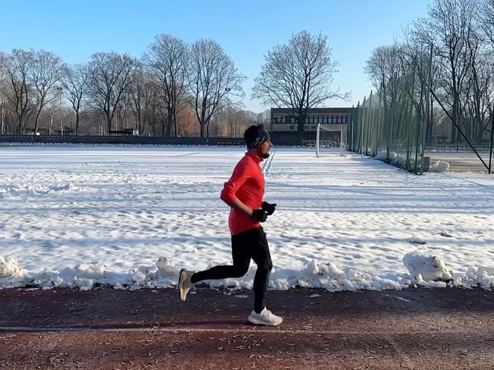 Ja na stadionie lekkoatletycznym w mroźny, styczniowy poranek.
