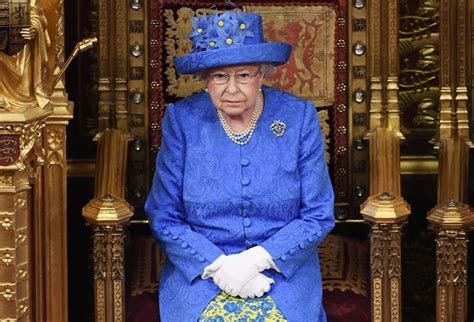 People Are Convinced The Queen's Hat Is A Subtle Dig At Brexit ...