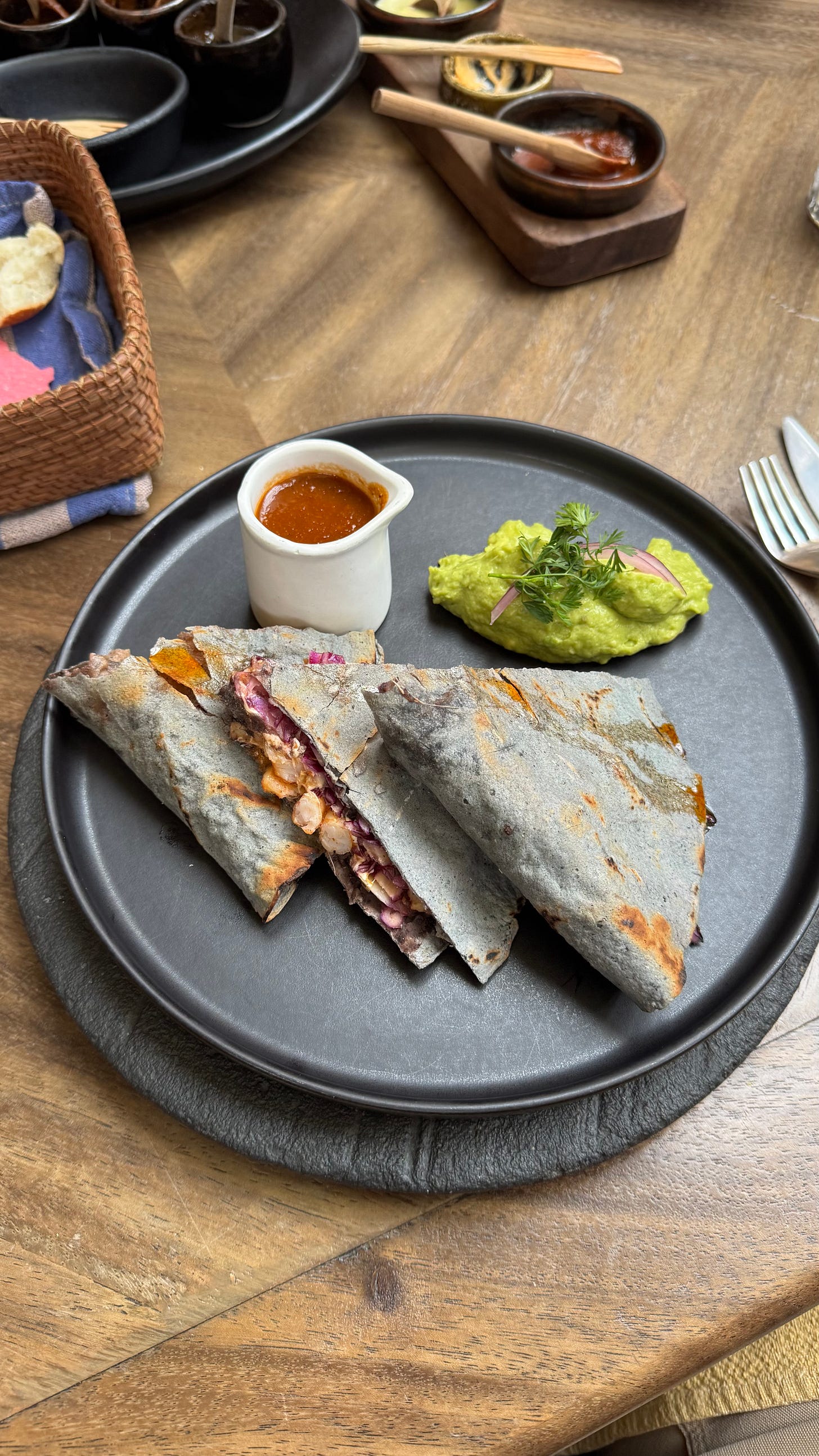 A tlayuda on a plate.