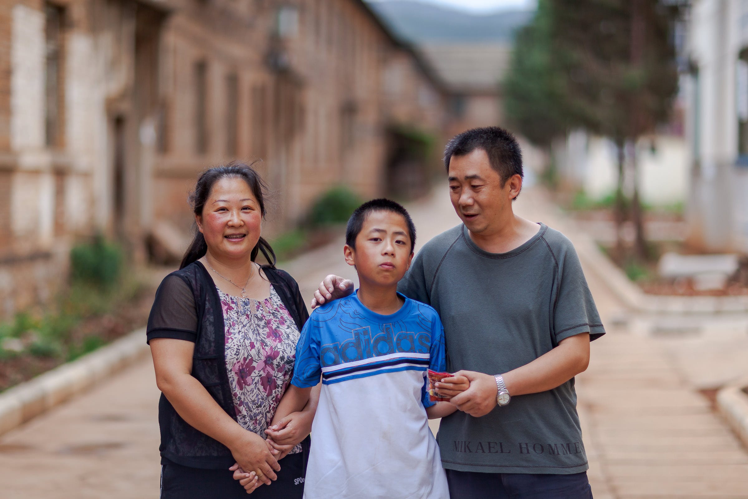 Feng Yaoxu 冯尧胥 (centre) with his parents 
