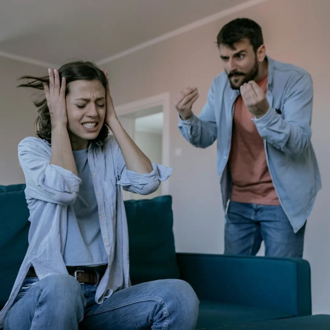 Înțelege ciclul negativ în cuplu și de ce aceleași conflicte se repetă. Explicație simplă bazată pe terapia EFT + pași pentru reconectare emoțională.