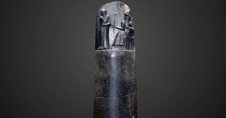 O topo do código de Hammurabi original. O negócio inteiro mede uns dois humanos de altura, e está no Louvre.