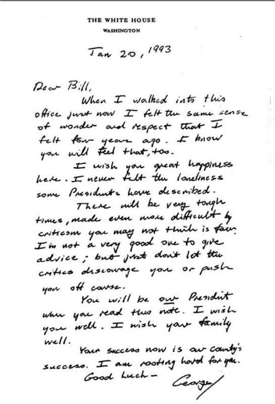 Carta manuscrita de George H. W. Bush datada de 20 de janeiro de 1993, desejando sorte e sucesso a Bill Clinton em sua presidência. Ele menciona respeito pela função, os desafios do cargo, e finaliza dizendo: “Seu sucesso agora é o sucesso do nosso país. Estou torcendo por você. Boa sorte. – George”.