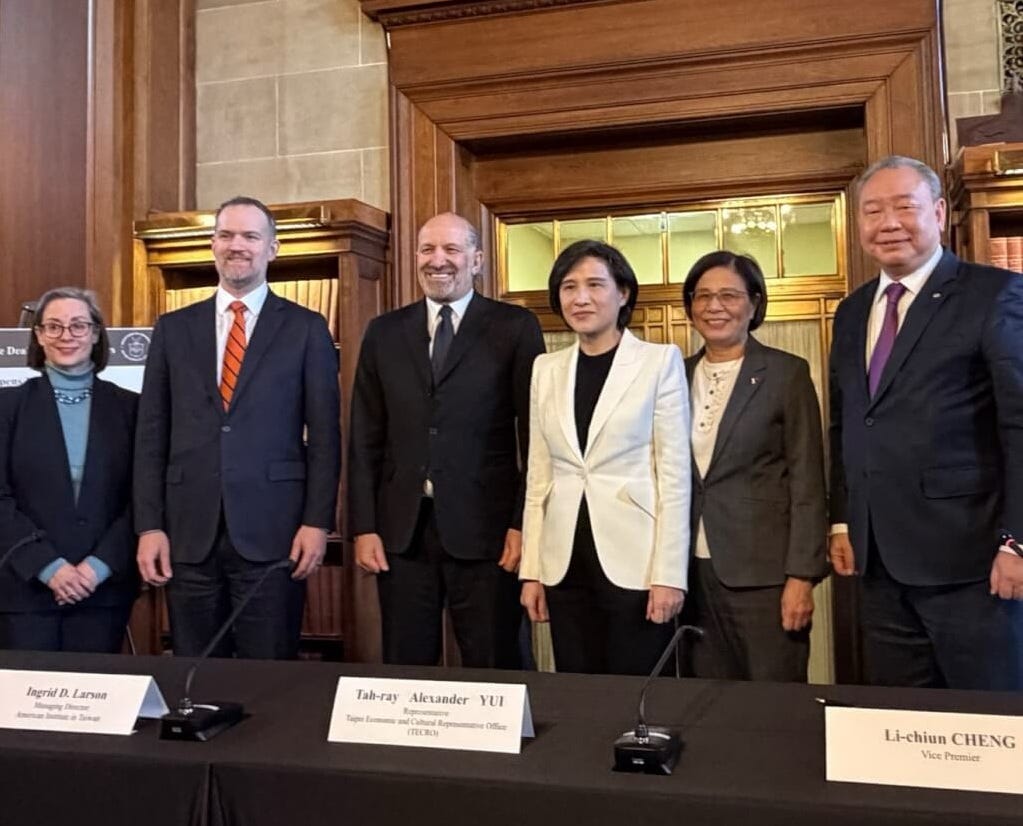 US and Taiwan trade delegations sign trade agreement on Thursday. (Cabinet photo)