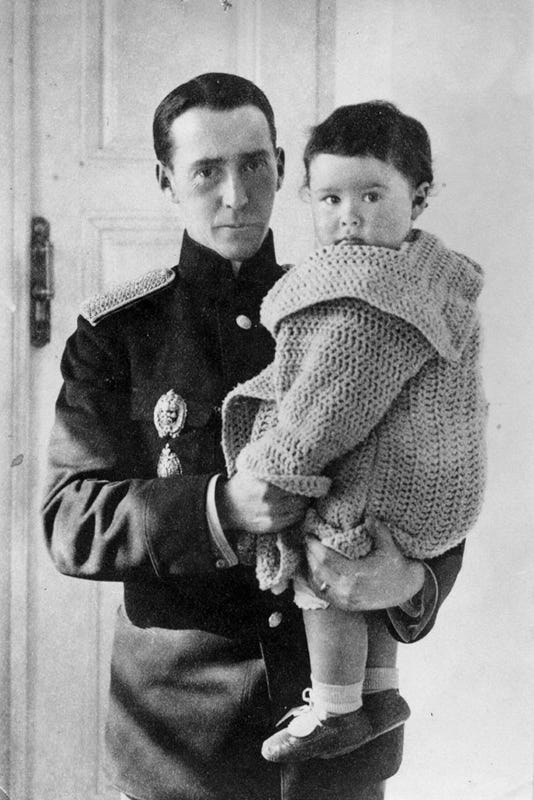 Борис Эдуардович Блум с сыном Андреем на руках. 1915. Фото: Фонд «Духовное наследие митрополита Антония Сурожского»