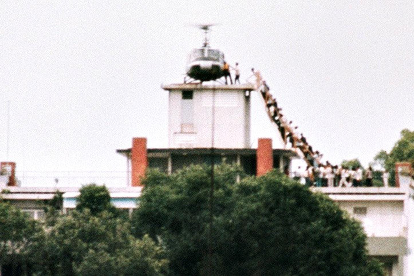 Last US helicopter preparing to leave Saigon : r/USHistory