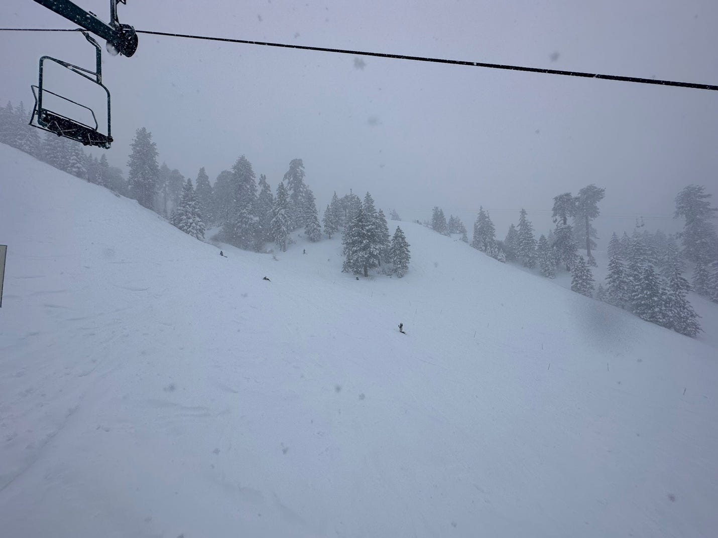 A ski lift going up a snowy hill

Description automatically generated with medium confidence