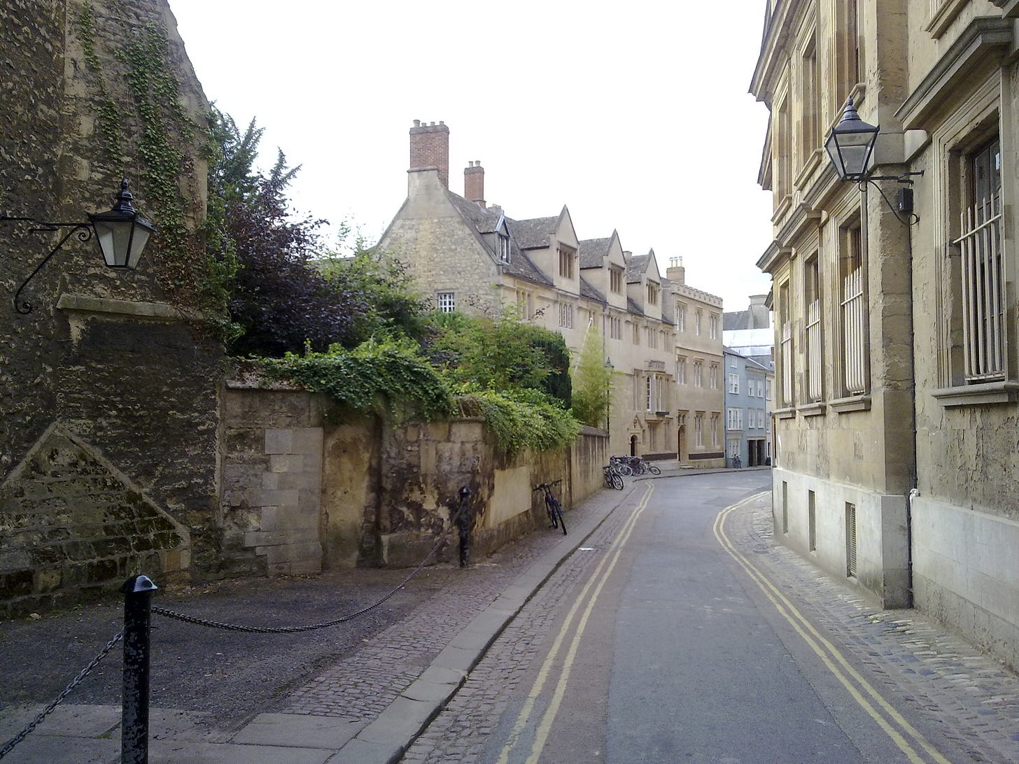 https://upload.wikimedia.org/wikipedia/commons/3/34/Queens_Lane_just_short_of_High_Street.jpg https://upload.wikimedia.org/wikipedia/commons/3/34/Queens_Lane_just_short_of_High_Street.jpg