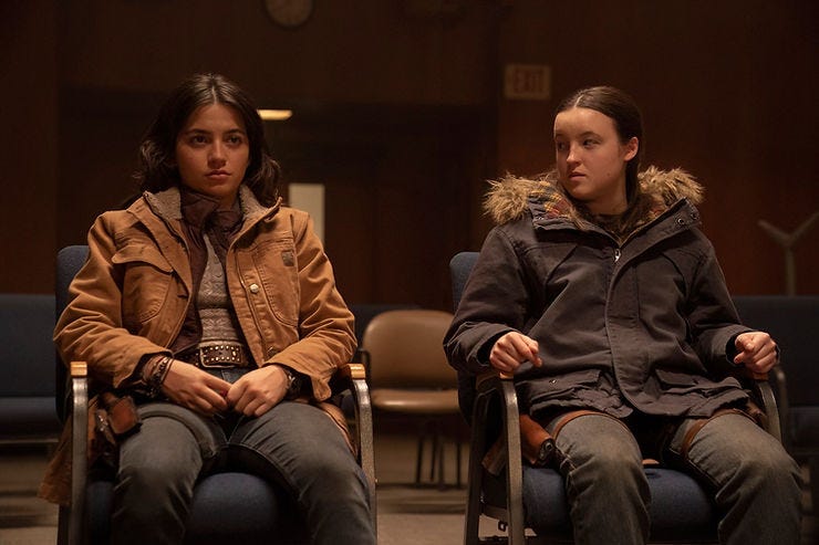 Bestevenner, eller noe som kan bli til noe mer? Isabela Merced som Dina, Bella Ramsey som Ellie ©HBO/Max Bestevenner, eller noe som kan bli til noe mer? Isabela Merced som Dina, Bella Ramsey som Ellie ©HBO/Max