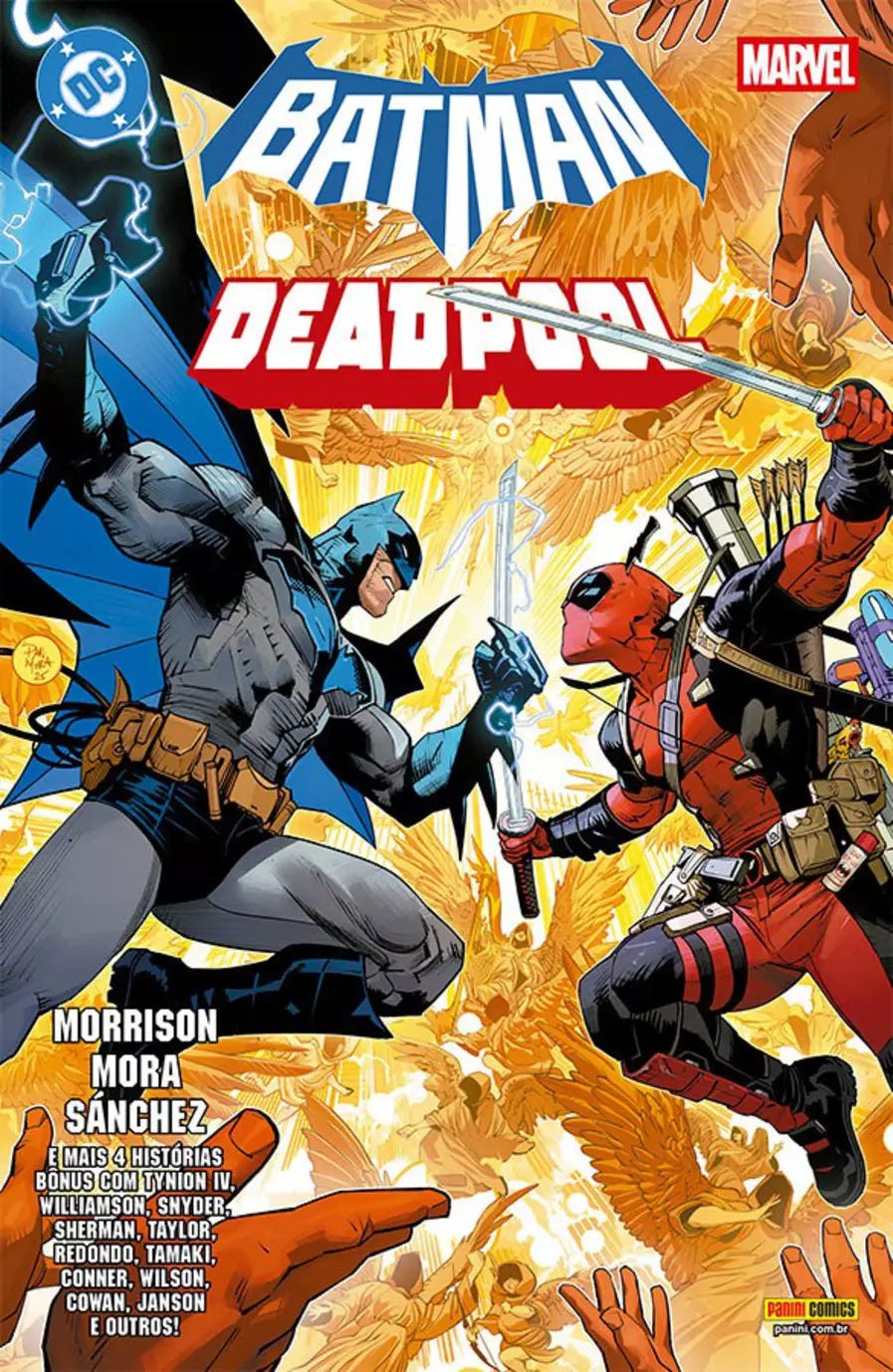 A Capa do Quadrinho: No lado esquerdo, vemos a arte da capa onde o Batman (em destaque acima, com um visual sombrio) e o Deadpool (abaixo, em sua pose clássica e vibrante) aparecem juntos. O fundo mistura o estilo gótico de Gotham com o caos colorido característico do Deadpool. No topo, os logos da DC e da Marvel aparecem lado a lado.