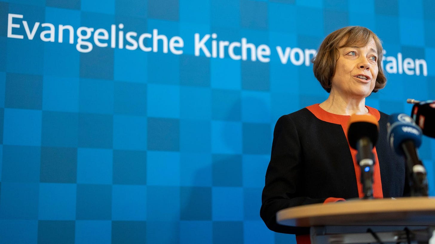 EKD-Ratsvorsitzende Annette Kurschus spricht bei einer persönlichen Erklärung zum Vorwurf von sexuell übergriffigem Verhalten eines früheren Kirchenmitarbeiters.