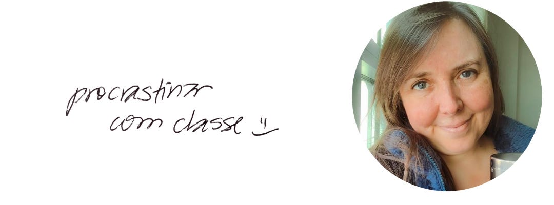Frase manuscrita: "procrastinar com classe". Em uma moldura redonda, a selfie de uma mulher branca, com cabelos lisos e olhos claros segura uma caneca. Frase manuscrita: "procrastinar com classe". Em uma moldura redonda, a selfie de uma mulher branca, com cabelos lisos e olhos claros segura uma caneca.