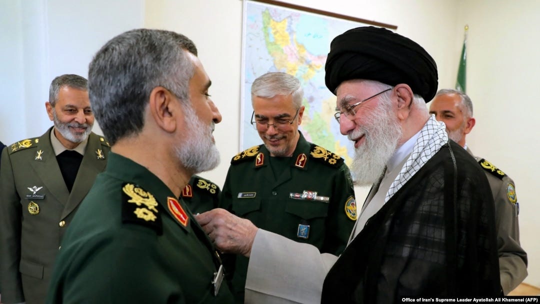 Iranin islamilaisen hallituksen korkein johtaja ajatollah Ali Khamenei (oik.) palkitsee 6. lokakuuta 2024 Teheranissa islamilaisen vallankumouskaartin ilmavoimien komentajan prikaatikenraali Amir Ali Hajizadehin (vas.) Fath-merkillä Iranin Israeliin kohdistuvan hyökkäyksen suunnittelusta. Hänet eliminoitiin kansainvälisten lakien mukaisesti Israelin ilmaiskussa 13. kesäkuuta 2025. Kuva on ajatollahin toimiston julkaisema. Iranin islamilaisen hallituksen korkein johtaja ajatollah Ali Khamenei (oik.) palkitsee 6. lokakuuta 2024 Teheranissa islamilaisen vallankumouskaartin ilmavoimien komentajan prikaatikenraali Amir Ali Hajizadehin (vas.) Fath-merkillä Iranin Israeliin kohdistuvan hyökkäyksen suunnittelusta. Hänet eliminoitiin kansainvälisten lakien mukaisesti Israelin ilmaiskussa 13. kesäkuuta 2025. Kuva on ajatollahin toimiston julkaisema.