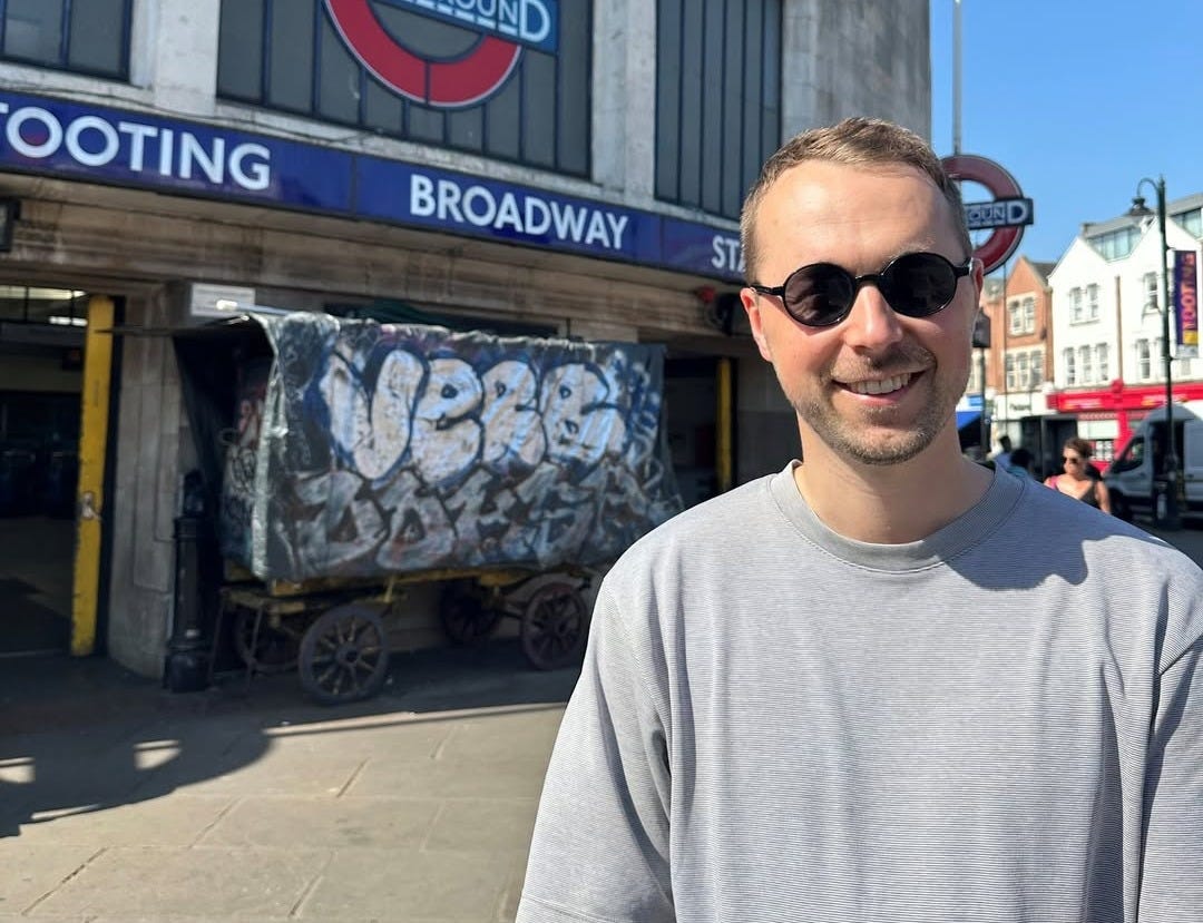 May be an image of text that says "TOOTING TOOTING BROADWAY BROADWAY UNDERGROUND OOTING BROADWAY BROADWAY STI"