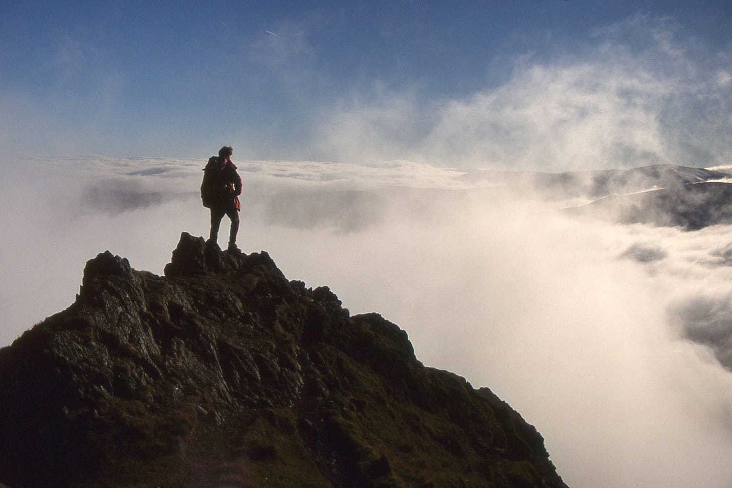 Back view figure above cloud sea