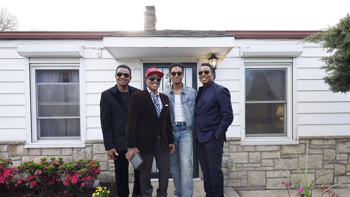 I'm goin back to Indiana. Indiana here I come. Jackson Family visits Hometown For a