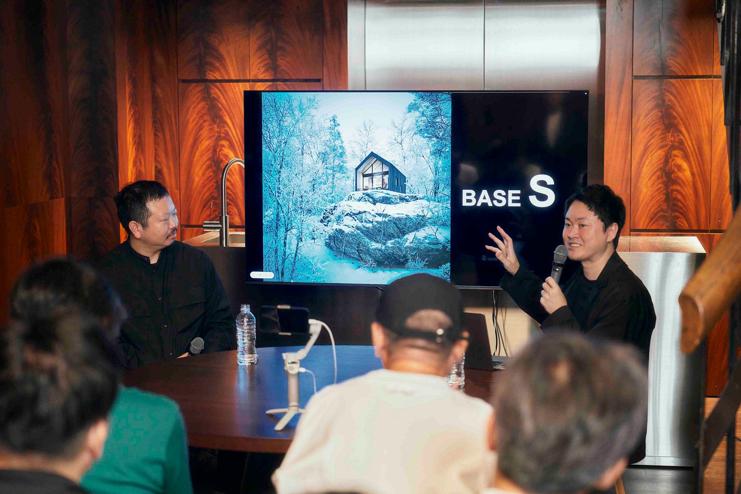 BASEについて対談する相澤と濱渦