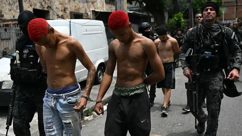 Presumed members of the Commando are taken away by the military police in Rio (BBC Mundo)