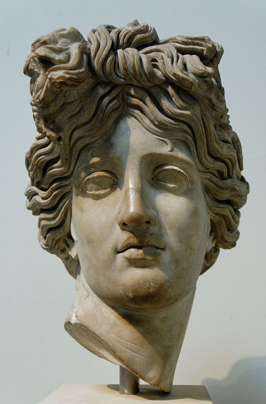 https://upload.wikimedia.org/wikipedia/commons/thumb/0/09/Head_Apollo_BM_Sc1547.jpg/1024px-Head_Apollo_BM_Sc1547.jpg