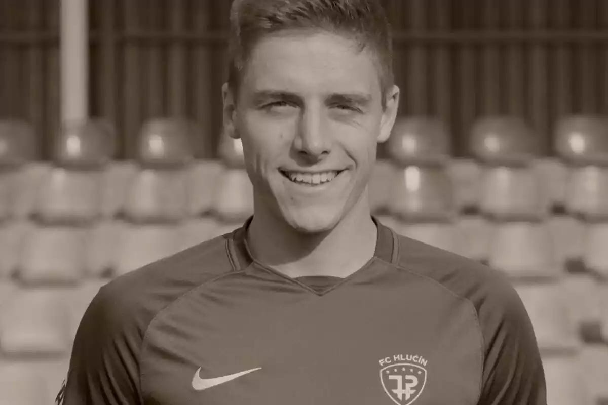 Primer plano de Lukas Lenhert sonriendo