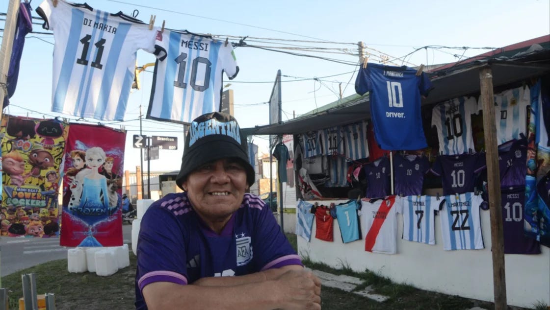 Furor por el mundial: Jorge y Alicia, íconos de la venta ambulante en Bahía Blanca