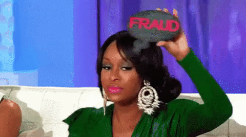 gif animado de mulher levantando uma plaquinha escrito "fraude"
